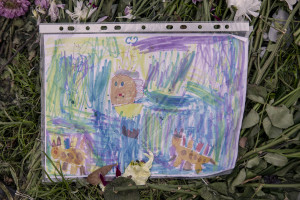 Children’s drawings in remembrance of Queen Elizabeth II are seen at Green park in London, Great Britain on September 16, 2022. Queen Elizabeth II is dead in Sco​tland on the September 8, 2022 ​at the age of 96.