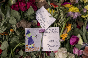 Children’s drawings in remembrance of Queen Elizabeth II are seen at Green park in London, Great Britain on September 16, 2022. Queen Elizabeth II is dead in Sco​tland on the September 8, 2022 ​at the age of 96.